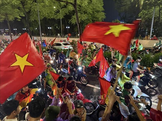 Người hâm mộ Thủ đô ăn mừng chiến thắng của đội tuyển Việt Nam. Ảnh: An Đăng - TTXVN