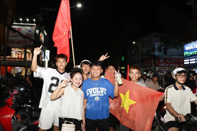 Người dân vui mừng với chiến thắng của tuyển Việt Nam. Ảnh: Hồng Thái - TTXVN