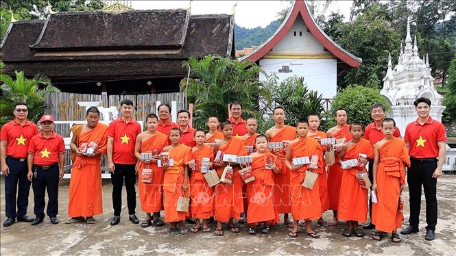 Ban Tổ chức khám bệnh, cấp phát thuốc miễn phí và tặng quà cho các hòa thượng, tăng sinh tại chùa Pa Pha O, thành phố Luang Prabang, Bắc Lào. Ảnh: Xuân Tú – PV TTXVN tại Lào