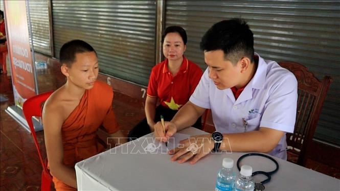 Y bác sĩ khám bệnh và cấp phát thuốc miễn phí cho các hòa thượng, tăng sinh tại chùa Pa Pha O, thành phố Luang Prabang, Bắc Lào. Ảnh: Xuân Tú – PV TTXVN tại Lào