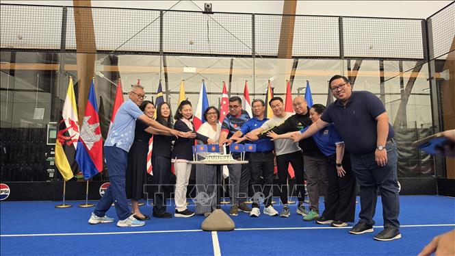 Đại sứ các nước thành viên ASEAN tại Brussels thể hiện tình đoàn kết tại sự kiện Ngày hội Gia đình Asean tại Brussels. Ảnh: Lan Anh - Duy Tùng, PV TTXVN tại Vương quốc Bỉ