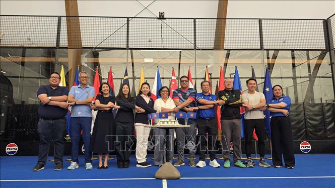 Đại sứ các nước thành viên ASEAN tại Brussels thực hiện cử chỉ 
