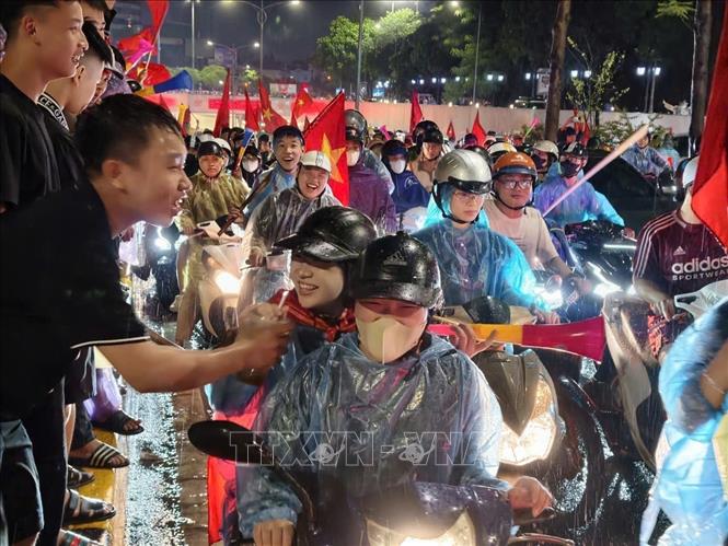Đêm không ngủ của người hâm mộ Việt Nam. Ảnh: Minh Quyết - TTXVN