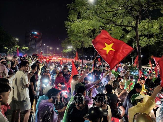 Niềm vui chiến thắng lan toả giữa cơn mưa tầm tã. Ảnh: Minh Quyết - TTXVN