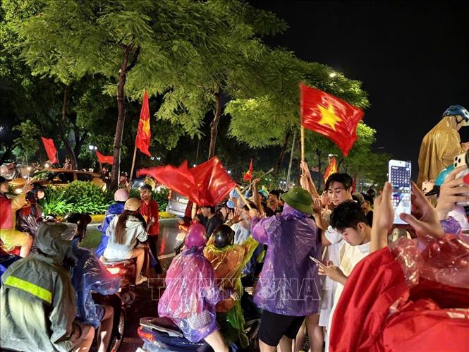Đêm không ngủ của người hâm mộ Việt Nam. Ảnh: Minh Quyết - TTXVN