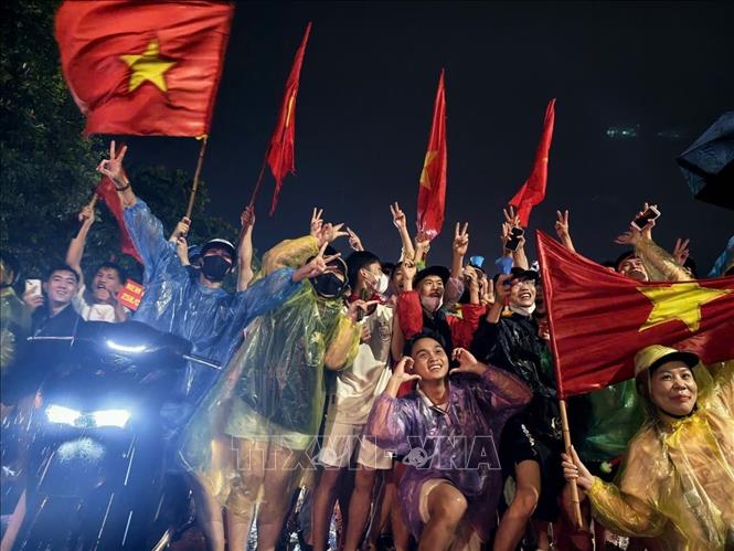 Niềm vui chiến thắng lan toả giữa cơn mưa tầm tã. Ảnh: Minh Quyết - TTXVN