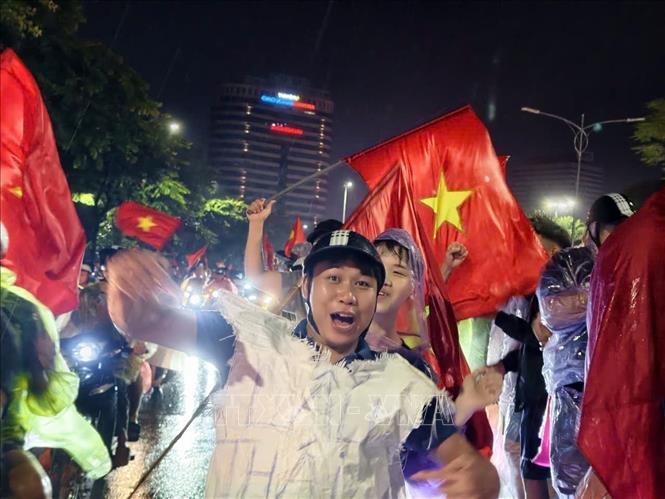 Niềm vui chiến thắng lan toả giữa cơn mưa tầm tã. Ảnh: Minh Quyết - TTXVN
