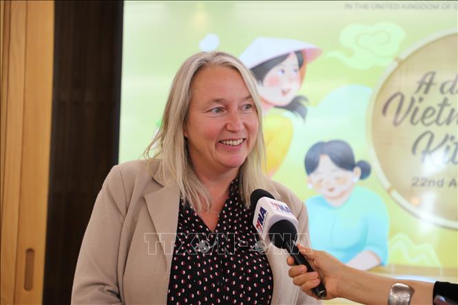 Giáo sư Catherine Green, Đại học Oxford, trả lời phỏng vấn TTXVN. Ảnh: Hữu Tiến - PV TTXVN tại Anh.