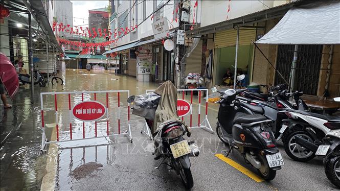 Mưa lớn gây ngập úng tuyến phố đi bộ, phường Kỳ Lừa, tỉnh Lạng Sơn. Ảnh: Quang Duy – TTXVN	