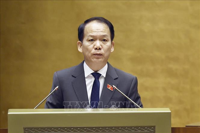Bộ trưởng Bộ Tư pháp Hoàng Thanh Tùng, thừa ủy quyền của Thủ tướng Chính phủ trình bày Báo cáo giải trình, tiếp thu, chỉnh lý dự thảo Luật Phổ biến, giáo dục pháp luật (sửa đổi) . Ảnh: Doãn Tấn - TTXVN