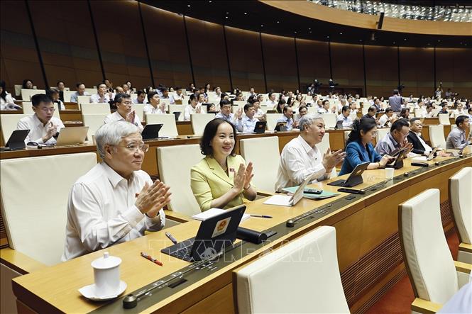 Đại biểu Quốc hội biểu quyết thông qua các luật. Ảnh: Doãn Tấn - TTXVN