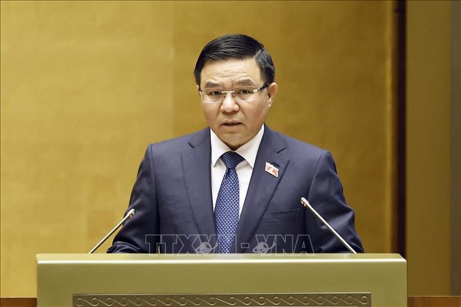 Bộ trưởng Bộ Công Thương Lê Mạnh Hùng, thừa ủy quyền của Thủ tướng Chính phủ trình bày Báo cáo giải trình, tiếp thu, chỉnh lý dự thảo Luật Dầu khí (sửa đổi). Ảnh: Doãn Tấn – TTXVN