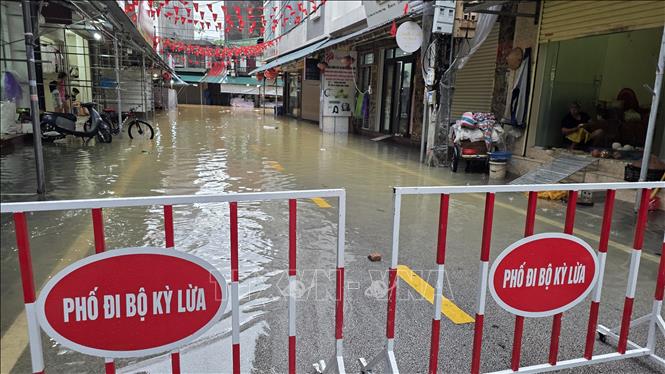 Mưa lớn gây ngập úng tuyến phố đi bộ ở phường Kỳ Lừa, tỉnh Lạng Sơn. Ảnh: Quang Duy – TTXVN	
