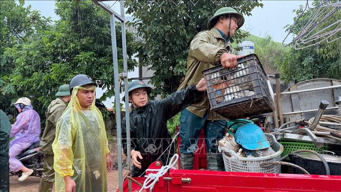 Bộ đội Biên phòng cửa khẩu Chi Ma, tỉnh Lạng Sơn giúp nhân dân vận chuyển đồ đạc ra khỏi vùng nguy cơ ngập lụt. Ảnh: TTXVN phát