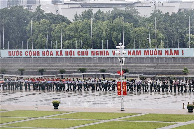 Các tầng lớp nhân dân cùng cán bộ, chiến sĩ lực lượng vũ trang vào Lăng viếng Chủ tịch Hồ Chí Minh, sáng 23/8. Ảnh: Doãn Tấn - TTXVN