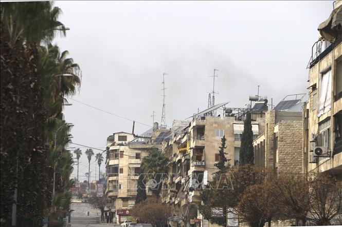 (Tư liệu) Khói bốc lên sau một vụ tấn công tại Aleppo, Syria. Ảnh: THX/TTXVN phát