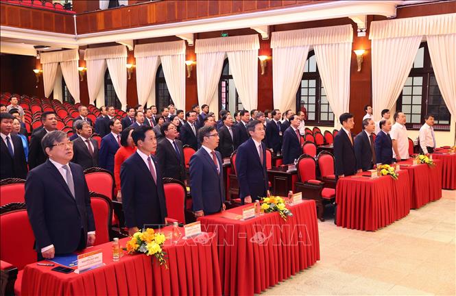 Các đại biểu và học viên là Ủy viên Ban Chấp hành Trung ương Đảng khóa XIV thực hiện nghi lễ chào cờ. Ảnh: Văn Điệp – TTXVN