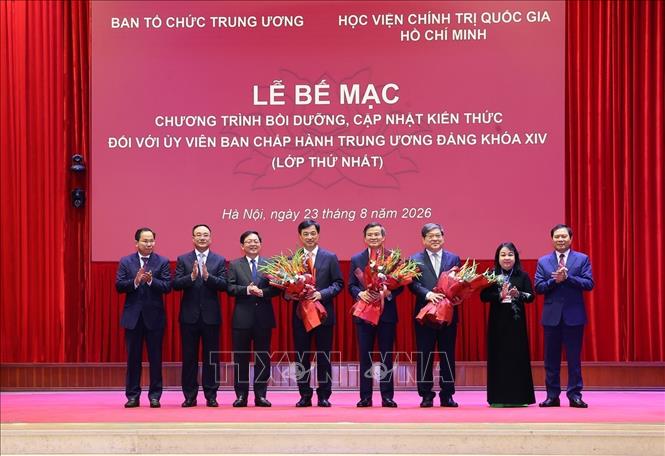 Đại diện Lớp Bồi dưỡng tặng hoa các đồng chí lãnh đạo Đảng, Nhà nước. Ảnh: Văn Điệp – TTXVN