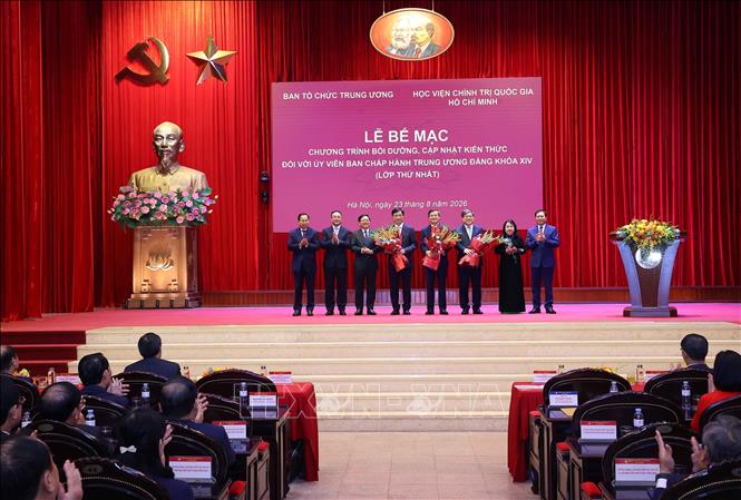 Đại diện Lớp Bồi dưỡng tặng hoa các đồng chí lãnh đạo Đảng, Nhà nước. Ảnh: Văn Điệp – TTXVN