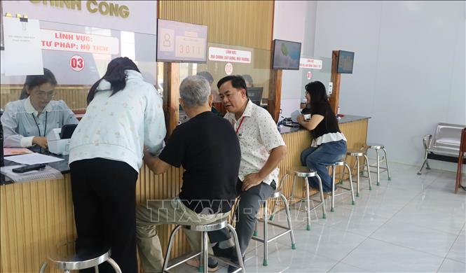 Chủ tịch UBND xã Đak Nhau Tô Hoài Nam kiểm tra công tác hướng dẫn người dân thực hiện thủ tục hành chính, bảo đảm hồ sơ được tiếp nhận, xử lý đúng quy định. Ảnh: Đậu Tất Thành – TTXVN.