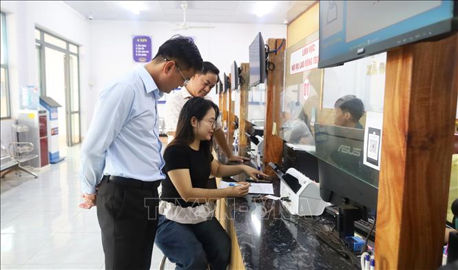 Việc tích hợp nhiều thủ tục trên VNeID cũng giúp người dân thuận tiện hơn trong quá trình thực hiện. Ảnh: Đậu Tất Thành – TTXVN.