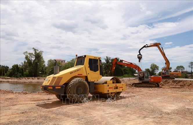 Dự án tái định cư tại xã Vạn Ninh đang được đẩy nhanh tiến độ thi công. Ảnh: Xuân Triệu - TTXVN