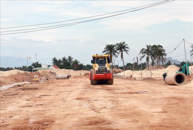 Nhà thầu triển khai thi công tại khu tái định cư Vạn Thắng - giai đoạn 1. Ảnh: Xuân Triệu – TTXVN