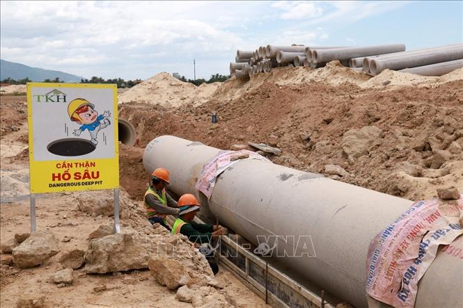 Nhà thầu triển khai thi công tại thu tái định cư Vạn Thắng - giai đoạn 1. Ảnh: Xuân Triệu – TTXVN