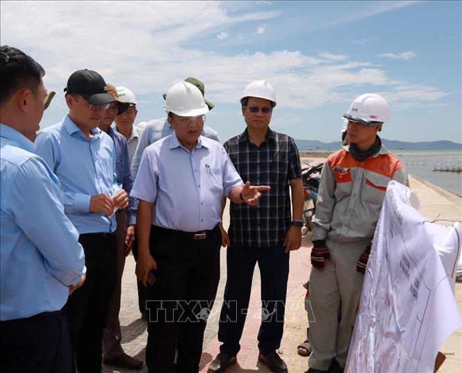 Lãnh đạo tỉnh Khánh Hòa kiểm tra tiến độ thi công Dự án Tuyến đường ven biển Vạn Lương - Ninh Hòa. Ảnh: Xuân Triệu - TTXVN