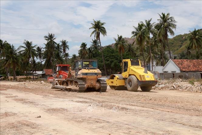 Tuyến đường ven biển từ xã Vạn Lương - Ninh Hòa đang được triển khai thi công. Ảnh: Xuân Triệu - TTXVN