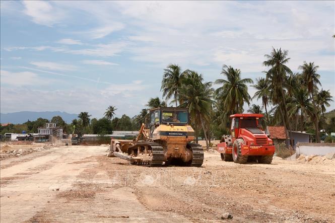 Tuyến đường ven biển từ xã Vạn Lương - Ninh Hòa đang được triển khai thi công. Ảnh: Xuân Triệu - TTXVN