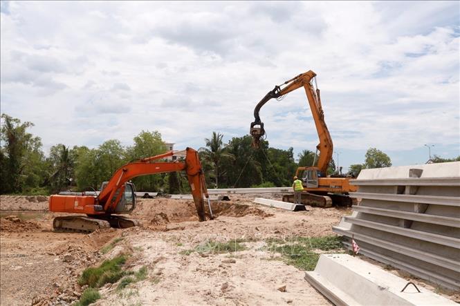 Dự án tái định cư tại xã Vạn Ninh đang được đẩy nhanh tiến độ thi công. Ảnh: Xuân Triệu - TTXVN