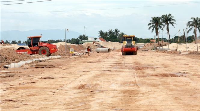 Nhà thầu triển khai thi công tại khu tái định cư Vạn Thắng - giai đoạn 1. Ảnh: Xuân Triệu – TTXVN