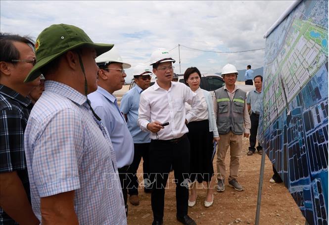 Chủ đầu tư báo cáo với lãnh đạo UBND tỉnh Khánh Hòa tiến độ khu tái định cư Vạn Thắng - giai đoạn 1. Ảnh: Xuân Triệu – TTXVN