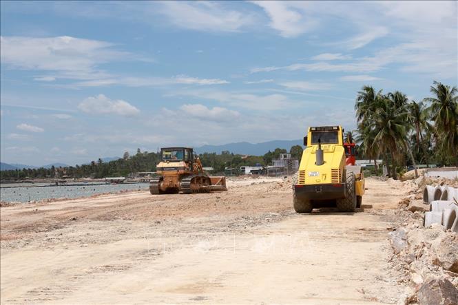 Tuyến đường ven biển từ xã Vạn Lương - Ninh Hòa đang được triển khai thi công. Ảnh: Xuân Triệu - TTXVN