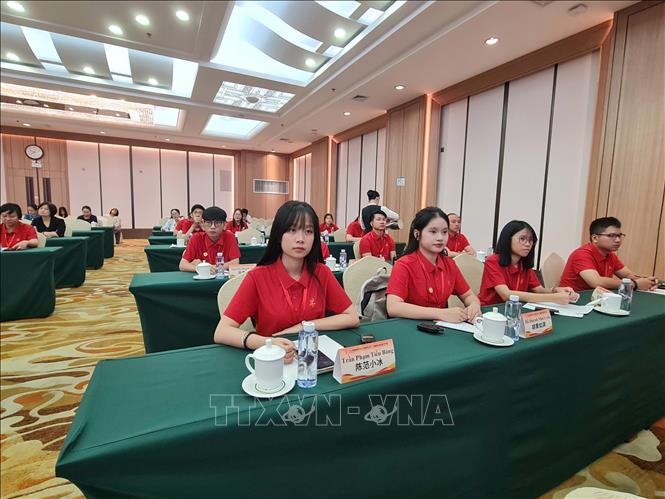 Thế hệ trẻ Việt Nam xúc động khi được nghe, tìm hiểu về quá trình hoạt động của Bác tại Trung Quốc.  Ảnh: Quang Hưng-PV TTXVN tại Trung Quốc