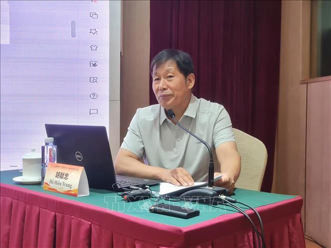 Giáo sư Hồ Hiến Trung, Giám đốc Bảo tàng Lịch sử và Lưu trữ Phong trào Thanh niên Trung ương Đoàn chia sẻ thông tin về hoạt động cách mạng của Chủ tịch Hồ Chí Minh.  Ảnh: Quang Hưng-PV TTXVN tại Trung Quốc