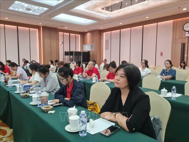 Đại diện các chuyên gia, bạn trẻ Trung Quốc chăm chú lắng nghe, tìm hiểu về quá trình hoạt động cách mạng của Bác. Ảnh: Quang Hưng-PV TTXVN tại Trung Quốc