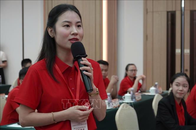 Các bạn thanh niên Việt Nam chia sẻ cảm xúc khi được nghe, tìm hiểu về quá trình hoạt động cách mạng của Bác tại Trung Quốc. Ảnh: Quang Hưng-PV TTXVN tại Trung Quốc