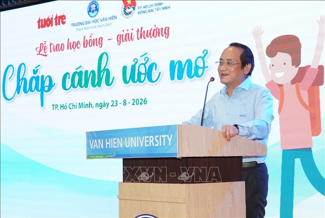Nhà báo Nguyễn Hoàng Nguyên, Phó Tổng biên tập báo điện tử Tuổi Trẻ phát biểu tại chương trình trao học bổng – giải thưởng “Chắp cánh ước mơ” năm 2026. Ảnh: Trung Tuyến - TTXVN 