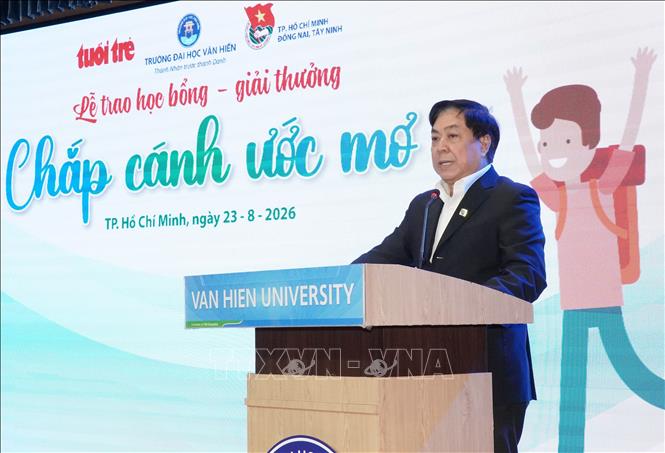 PGS.TS Trần Huy Hoàng, Phó Hiệu trưởng Thường trực Trường đại học Văn Hiến phát biểu tại chương trình trao học bổng – giải thưởng “Chắp cánh ước mơ” năm 2026. Ảnh: Trung Tuyến - TTXVN 