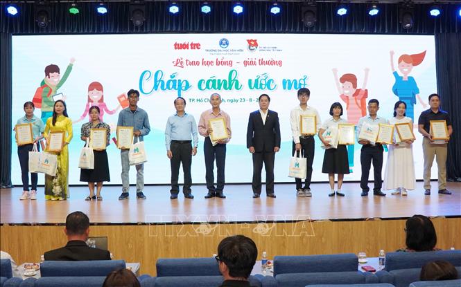 Ban tổ chức trao giải thưởng đến các tác giả có bài viết tiêu biểu về các tấm gương hiếu học, vượt khó trong chương trình 