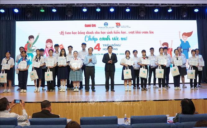 Ban tổ chức trao học bổng 