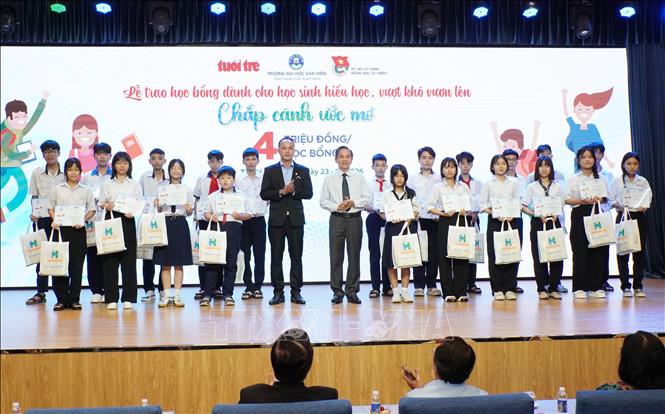 Ban tổ chức trao học bổng 