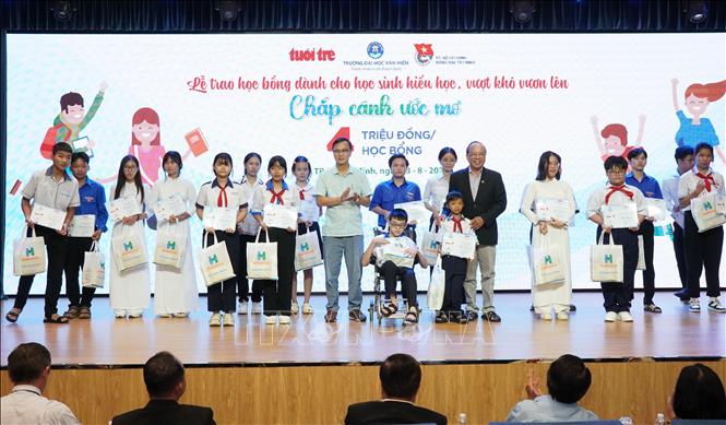 Ban tổ chức trao học bổng 