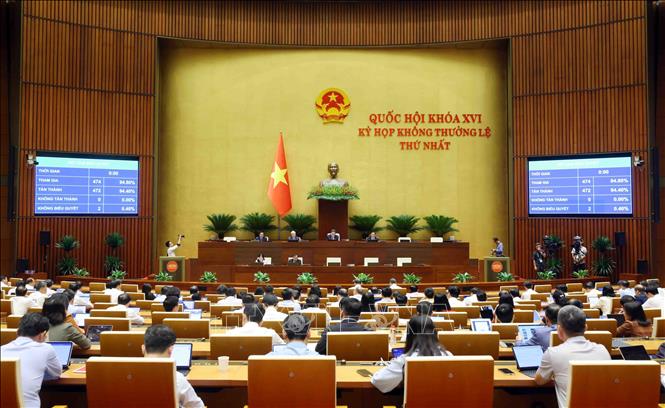 Quốc hội biểu quyết thông qua Luật sửa đổi, bổ sung một số điều của 09 luật về quân sự, quốc phòng. Ảnh: Phạm Kiên - TTXVN