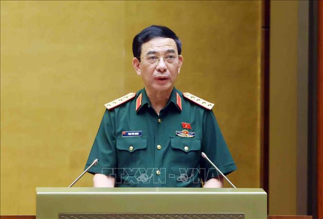 Đại tướng Phan Văn Giang, Phó Thủ tướng, Bộ trưởng Bộ Quốc phòng, thừa ủy quyền của Thủ tướng Chính phủ trình bày Báo cáo giải trình, tiếp thu, chỉnh lý dự thảo Luật Phòng, chống phổ biến vũ khí hủy diệt hàng loạt và Luật sửa đổi, bổ sung một số điều của 09 luật về quân sự, quốc phòng. Ảnh: Phạm Kiên - TTXVN