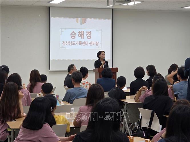 Bà Seung Hae Gyeong, Giám đốc Trung tâm Gia đình tỉnh Gyeongsangnam trao đổi về kế hoạch hợp tác hỗ trợ các gia đình đa văn hóa Việt – Hàn tại lễ phát động chương trình hỗ trợ về thăm Việt Nam dịp Tết Trung thu 2026. Ảnh: Nhật Hưng – PV TTXVN tại Hàn Quốc