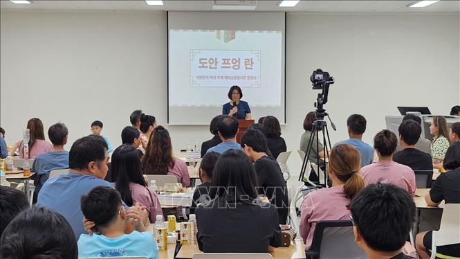Tổng Lãnh sự Việt Nam tại Busan Đoàn Phương Lan đánh giá cao ý nghĩa của chương trình trong việc tạo điều kiện để các gia đình đa văn hóa Việt – Hàn cùng trở về quê hương, qua đó tăng cường sự gắn kết giữa các thành viên và giúp thế hệ trẻ hiểu hơn về cội nguồn Việt Nam. Ảnh: Nhật Hưng – PV TTXVN tại Hàn Quốc