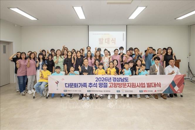 Tổng Lãnh sự Việt Nam tại Busan Đoàn Phương Lan (hàng trước, giữa) cùng đại biểu và các gia đình đa văn hóa Việt – Hàn tại lễ phát động chương trình hỗ trợ về thăm Việt Nam dịp Tết Trung thu 2026. Ảnh: Nhật Hưng – PV TTXVN tại Hàn Quốc